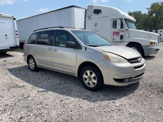 2004 Toyota Sienna LE - Exterior Front Right Corner Image